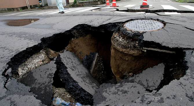 Кола пропадна в дупка с вряла вода на пътя в Русия, двама загинаха