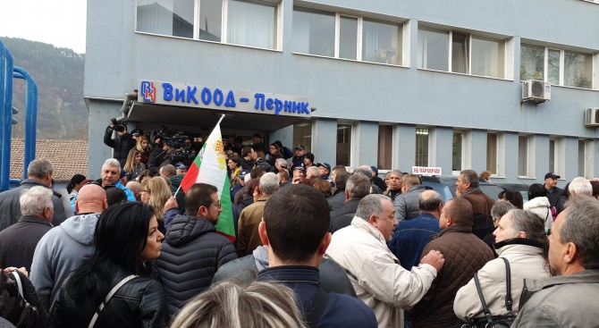 В Перник канят премиера на чаша студена вода