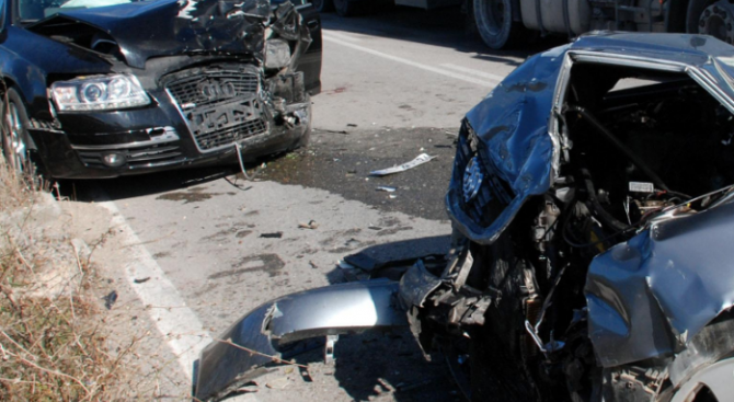 Катастрофа между две коли в Русе: Има ранен 