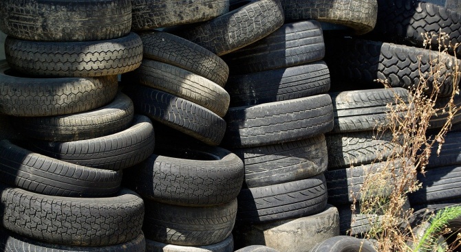 За два дни: Над 3000 стари гуми извадиха от коритото на река Марица 