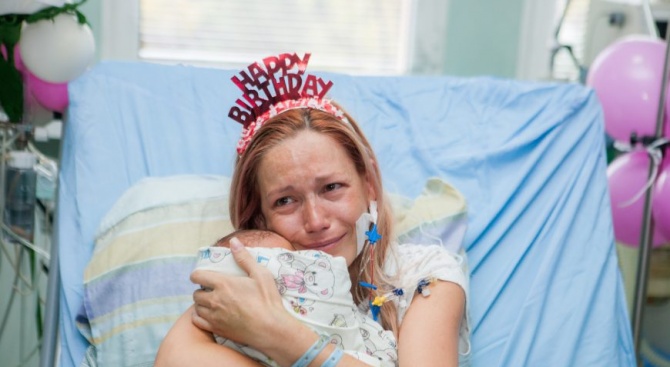 Вижте как спасиха майка и я накараха да се разплаче навръх рождения ѝ ден