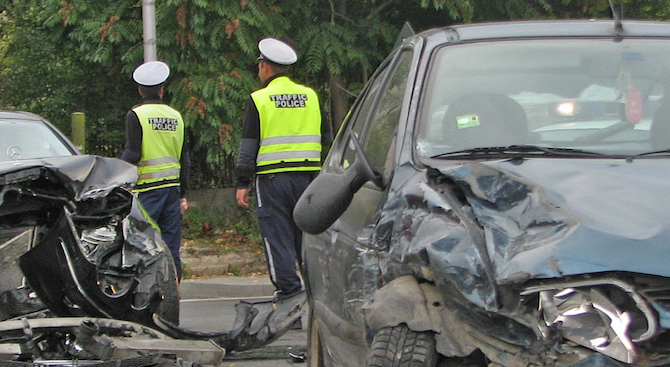 Двама пострадаха при челна катастрофа край Плевен