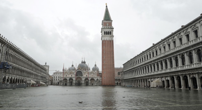 Ново наводнение във Венеция, проливни дъждове отнеха живота на двама души във Франция