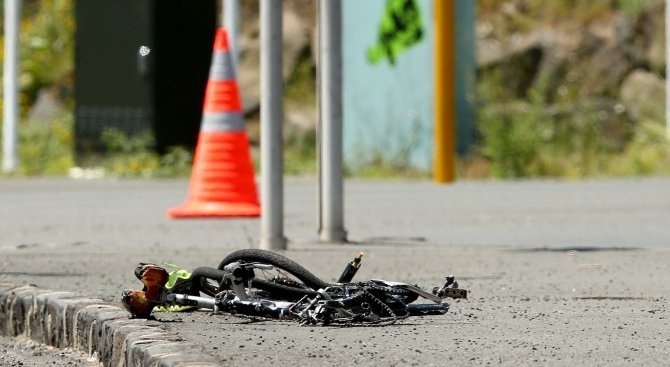Пътят Търговище - Велики Преслав е временно затворен заради катастрофа между кола и велосипедист