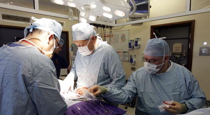 Хирурзи извадиха 7-килограмов бъбрек от индиец