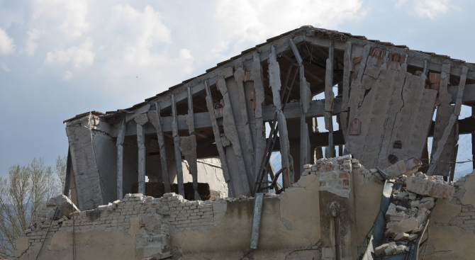 Мисията ни в Тирана прозвънява българите в Албания след силното земетресение, което разтърси страната