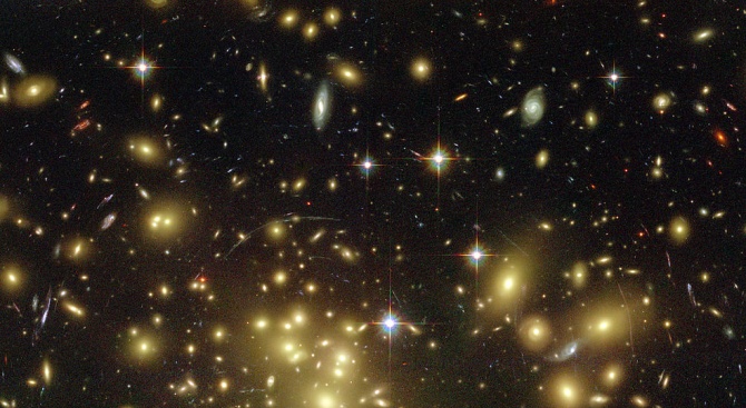 Астрономи откриха галактики без тъмна материя