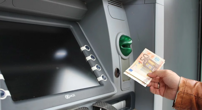 Двама българи са задържани в Португалия за източване на банкови карти 