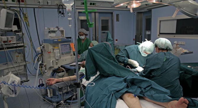 Турски хирурзи присадиха китки на мъж 