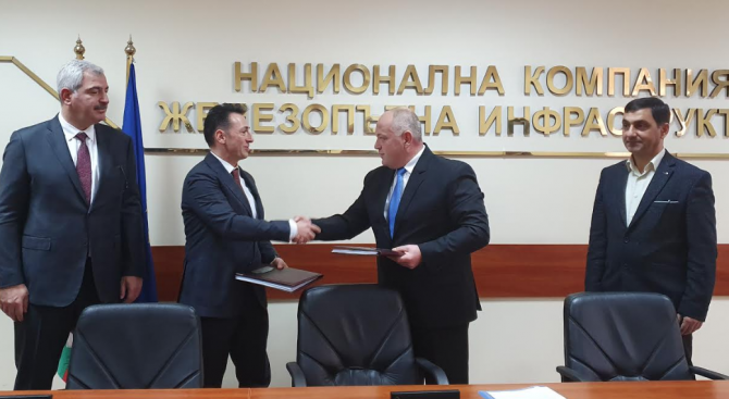 Подписаха договора за строителство на жп участък Елин Пелин-Вакарел