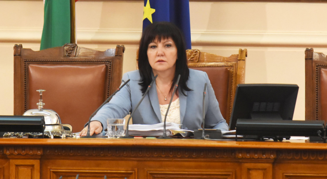 Караянчева към Драгомир Стойнев: Спри да ми тропаш по трибуната, пийни водичка и се успокой