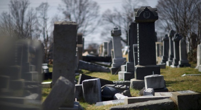 Потрошиха 19 надгробни плочи в Нова Загора