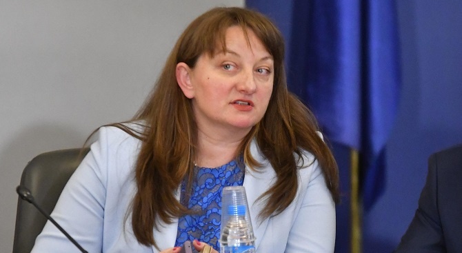 След бурни дебати избраха Деница Сачева за социален министър 
