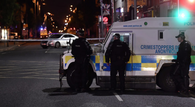 Нападнаха с граната полицейска патрулка в Белфаст