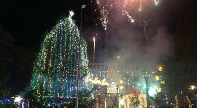 Кметът на Варна запали светлините на Коледната елха