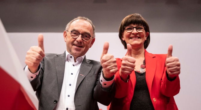 Германските социалдемократи решиха да не напускат управляващата коалиция