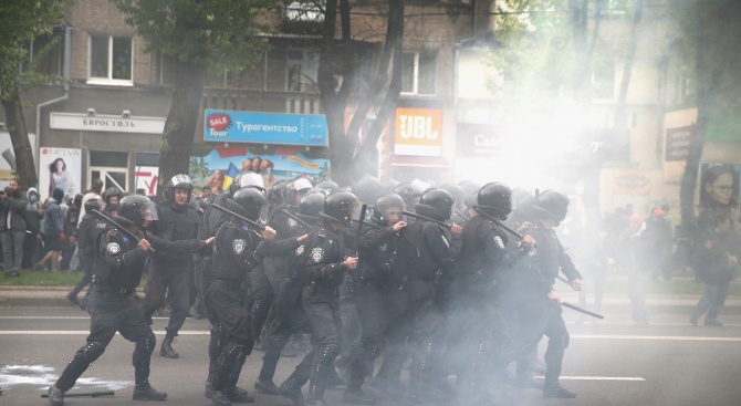 Киев: Яйца, траур и протести