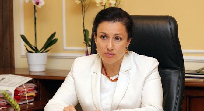 Танева: Купувайте живи елхички, помагате на семействата с репродуктивни проблеми