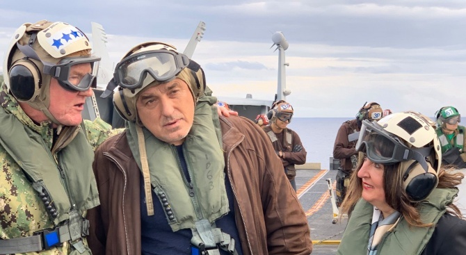 Борисов се качи на американски самолетоносач