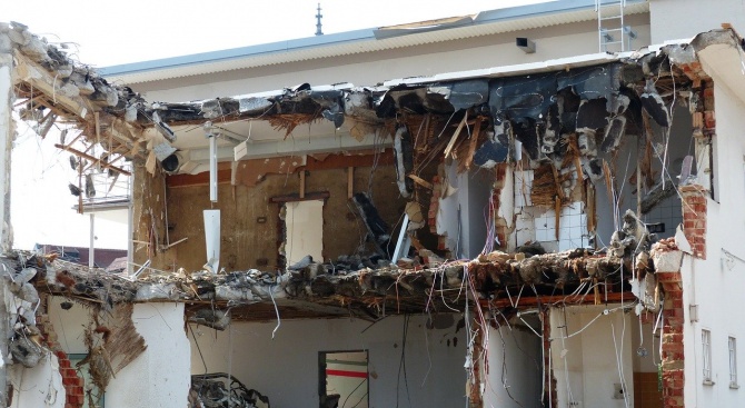 Взрив срути част от къща в Шумен 