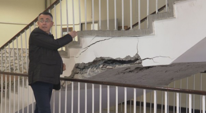 Кметът на Кърджали разкри на какво се дължи пропадането на стълбище в училище в града