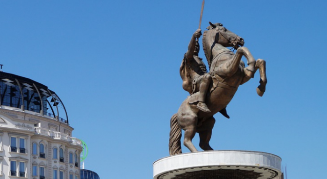 Македонски историк: Отношенията между Скопие и София са абсурдни
