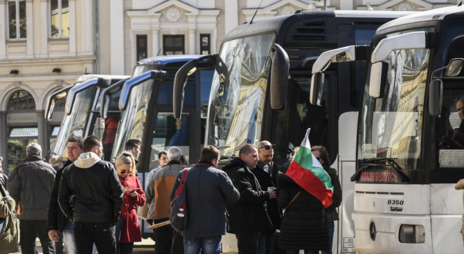 Автобусните превозвачи излизат на протест