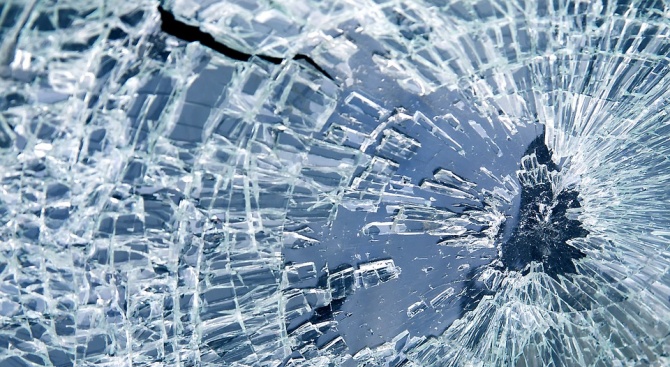 Млад мъж потроши стъкло на кола с пистолет в Силистра