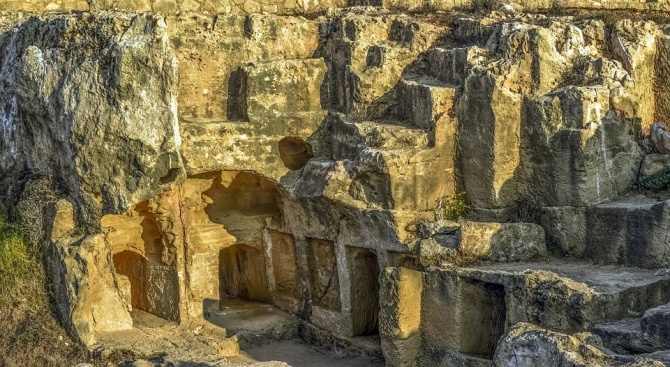 Археолози откриха кралски гробници на 3500 години в Пелопонес