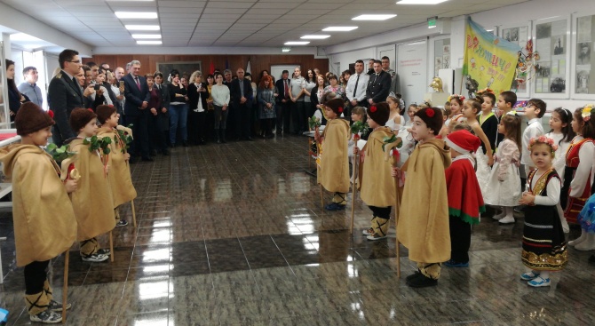 Деца от столична детска градина зарадваха пожарникари с коледна програма