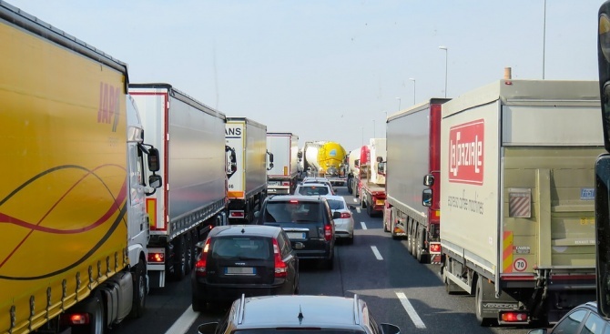 Ограничават движението на тежкотоварни камиони по магистралите 