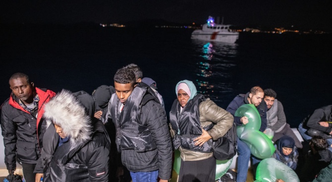 Корабът "Оушън вайкинг" спаси още 50 мигранти в открито море