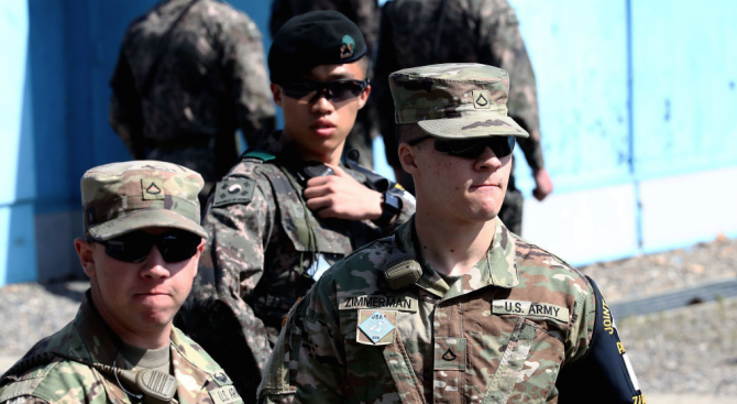 Южнокорейски и американски командоси тренират нападение срещу вражески обект