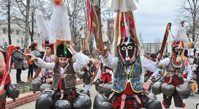 Кукери гониха зли духове на фестивал в Хасково