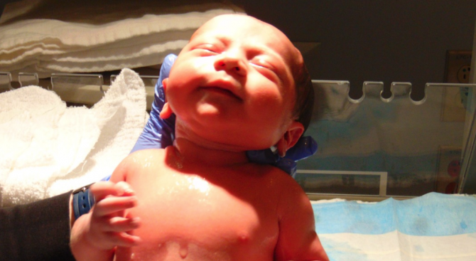 Неонатолози в Пазарджик спасиха недоносено бебе след 23-дневно лечение