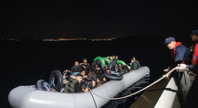 Германски кораб спаси 32-ма мигранти в Средиземно море