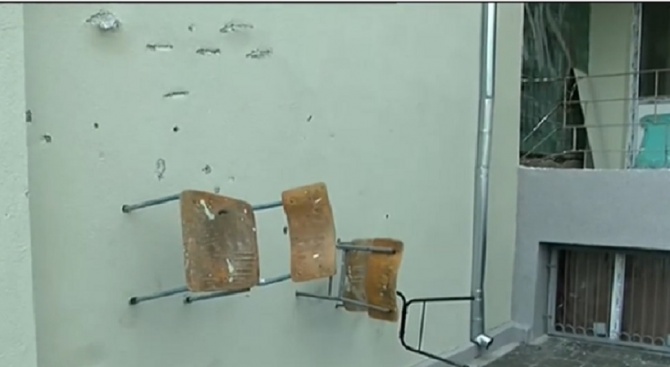 Вандали забиха столове в стените на училище