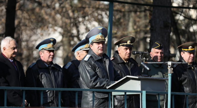 Началникът на Висшето Военновъздушно училище бригаден генерал Юлиян Радойски встъпи в длъжност
