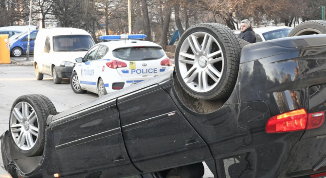 Кола се обърна по таван в София