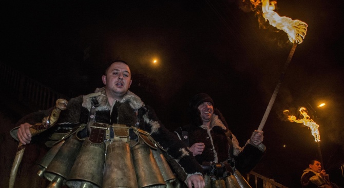 Сурвакари и кукери гониха злите сили в Благоевград