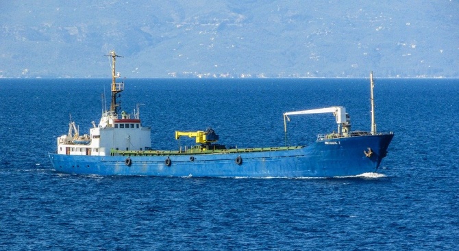 Бедстващ кораб се носи към гръцкото крайбрежие