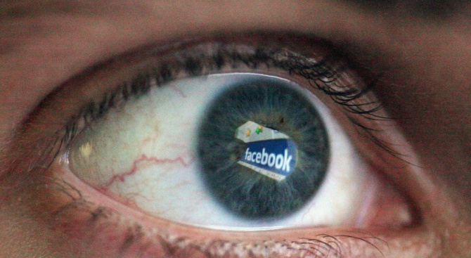 Facebook забранява силно манипулирани видеоматериали, изглеждащи като истински