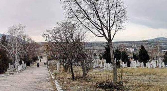 Чистят гробищата в Асеновград