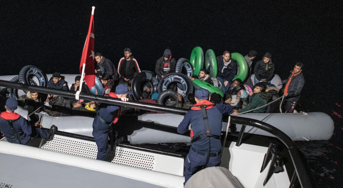 Лодка с мигранти потъна край Западна Турция, 11 души загинаха