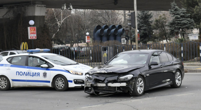 14 души пострадаха при катастрофи в страната