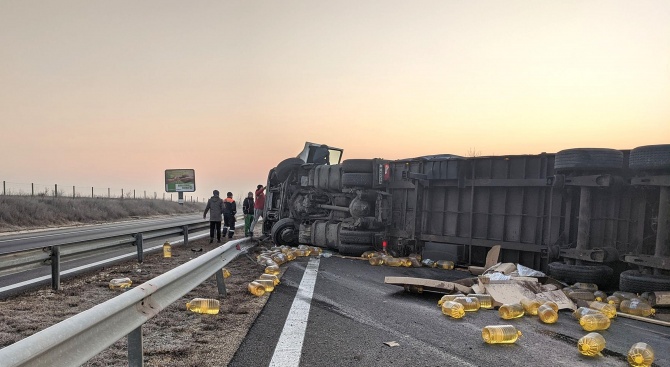 ТИР с олио се обърна на магистрала "Хемус" край Шумен