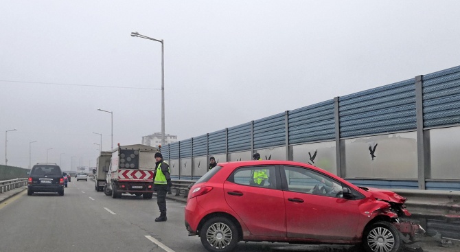Лек автомобил катастрофира на път за летище София