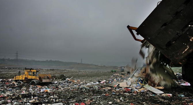 Разследват длъжностни лица от РИОСВ за депото с опасни отпадъци край Гълъбово