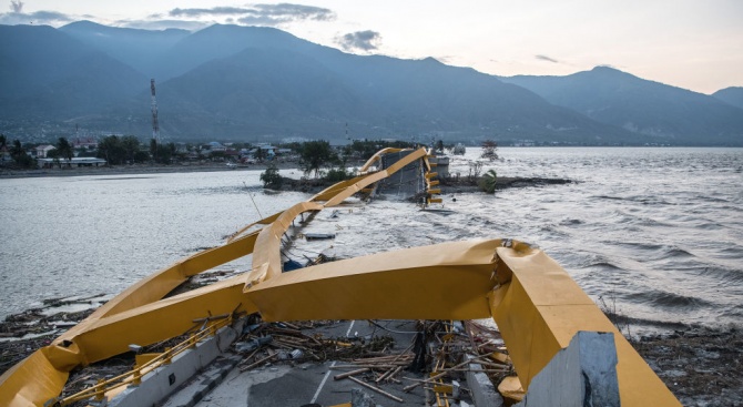 Седем загинали при срутване на мост в Индонезия