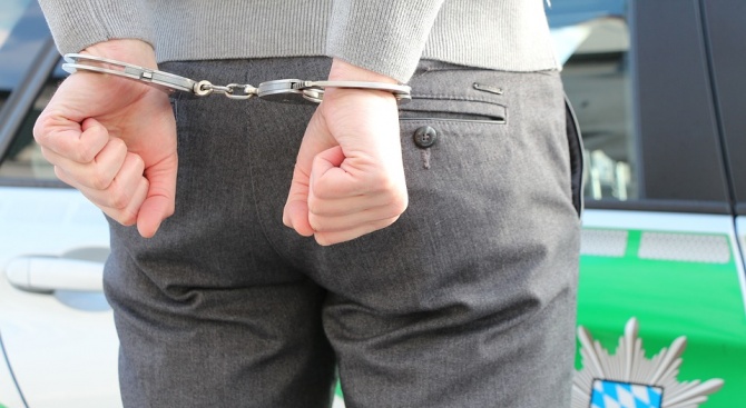 Арестуваха двама в Русе за трафик на бели робини